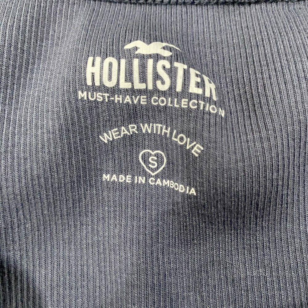 💗 Hollister: basic tee 💗 - Picture 2 of 2